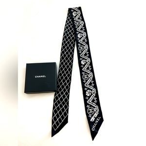 Chanel Slim bandeau scarf!